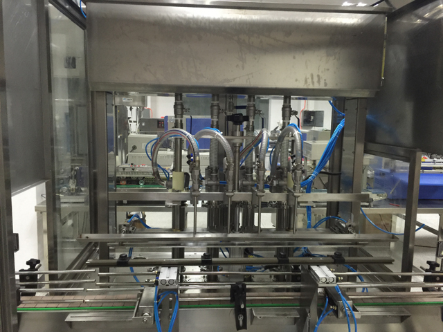 מכונות למילוי ארבעה ראשים.jpg