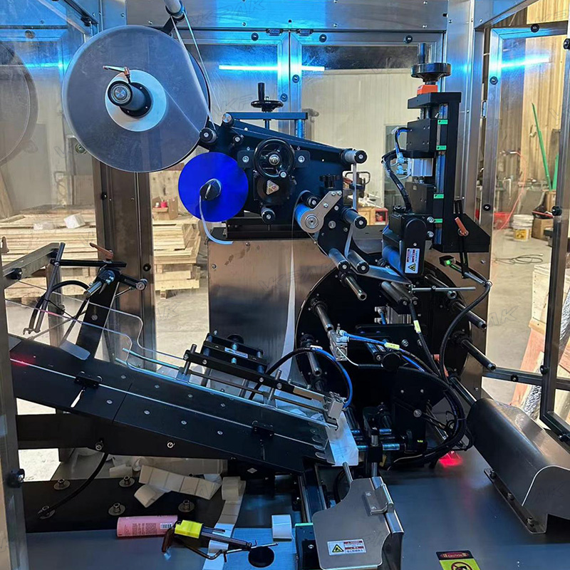 מכונת תיוג אוטומטית לצינורות רכים מפלסטיק עם מערכת האכלת צינורות