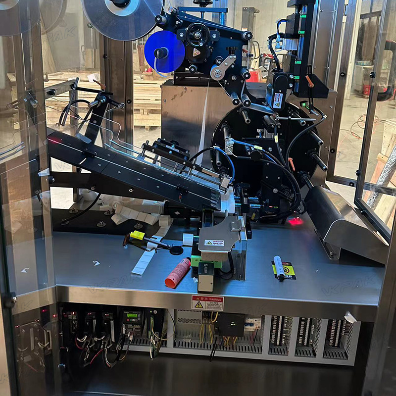 מכונת תיוג אוטומטית לצינורות רכים מפלסטיק עם מערכת האכלת צינורות