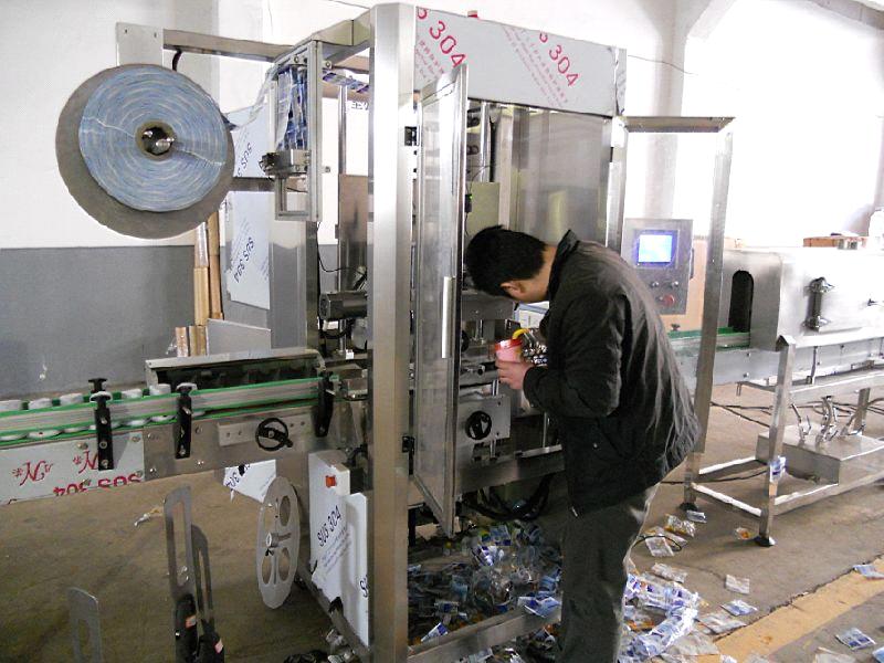 sleeve labeling machine with shrink tunnel China_Automatic_Shrink_Sleeve Labeling Machine_לשימוש_יומיומי