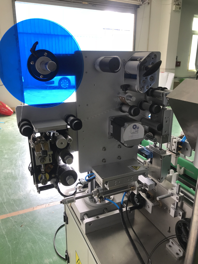 מכונת תיוג עם מדפסת.jpg