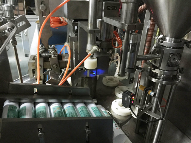 tubes holding feeding system מערכת הזנת צינורות אוטומטית למילוי איטום.jpg