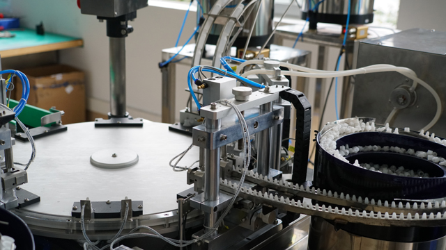 ROTARY מילוי e נוזל לתוך בקבוקי פלסטיק.jpg