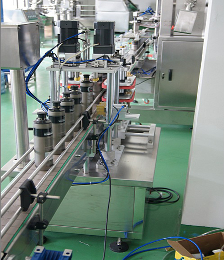 automatic capping machine with manual caps feeder system מכסה אוטומטית עם כובעים ידניים feeding.jpg