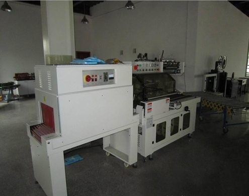 L type sealing shrinkage packing machine L איטום מכונת עטיפת התכווצות.jpg