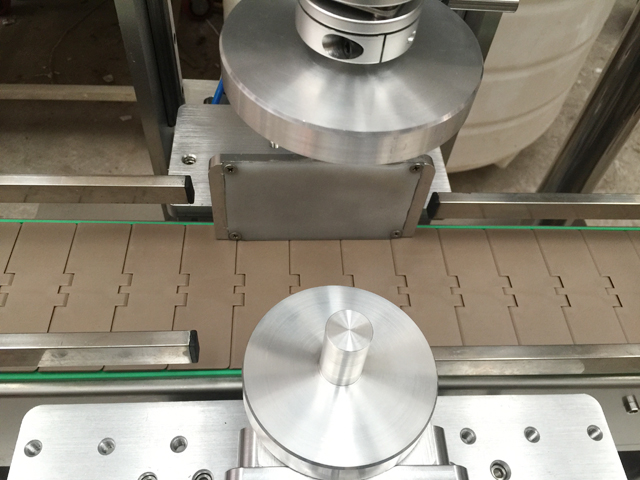 אוטומטי capper.jpg