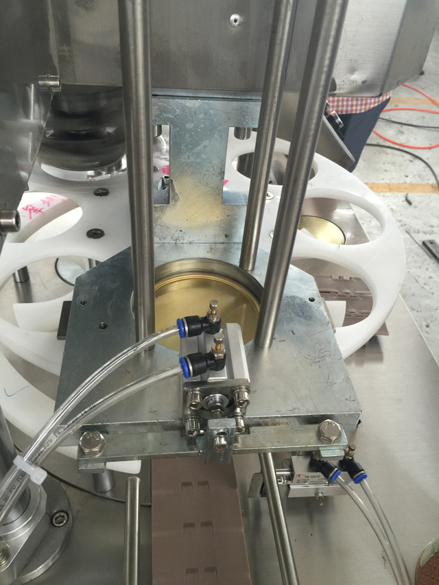 מכונות איטום פחיות.jpg