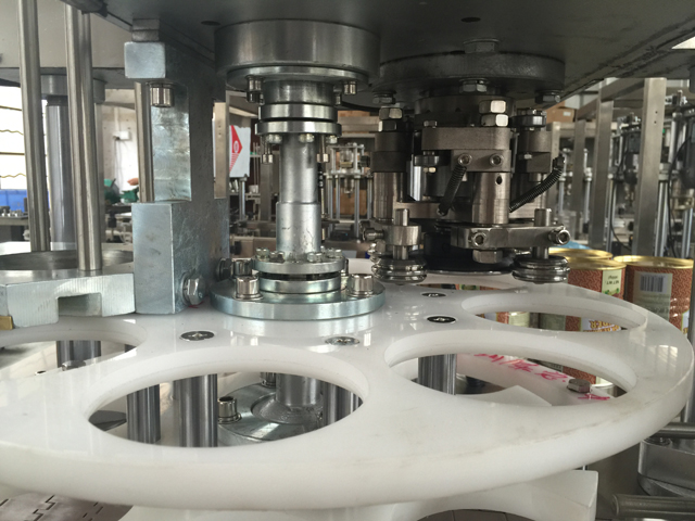 מיקום פחיות במהלך איטום פחיות.jpg