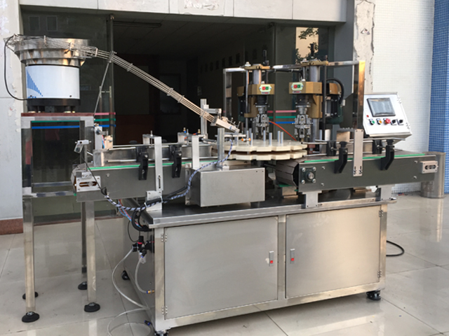 capping machine with 2 capping heads ציוד מכסה בורג חצי אוטומטי.jpg