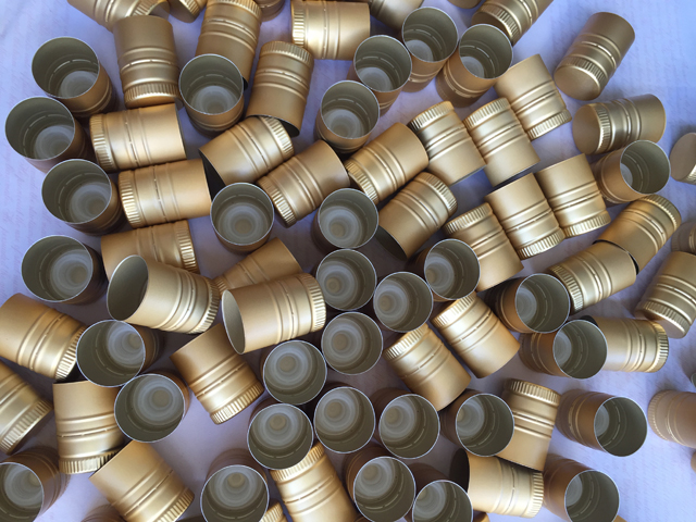 caps samples sent from usa customer for capping machine כובעי אלומיניום.jpg