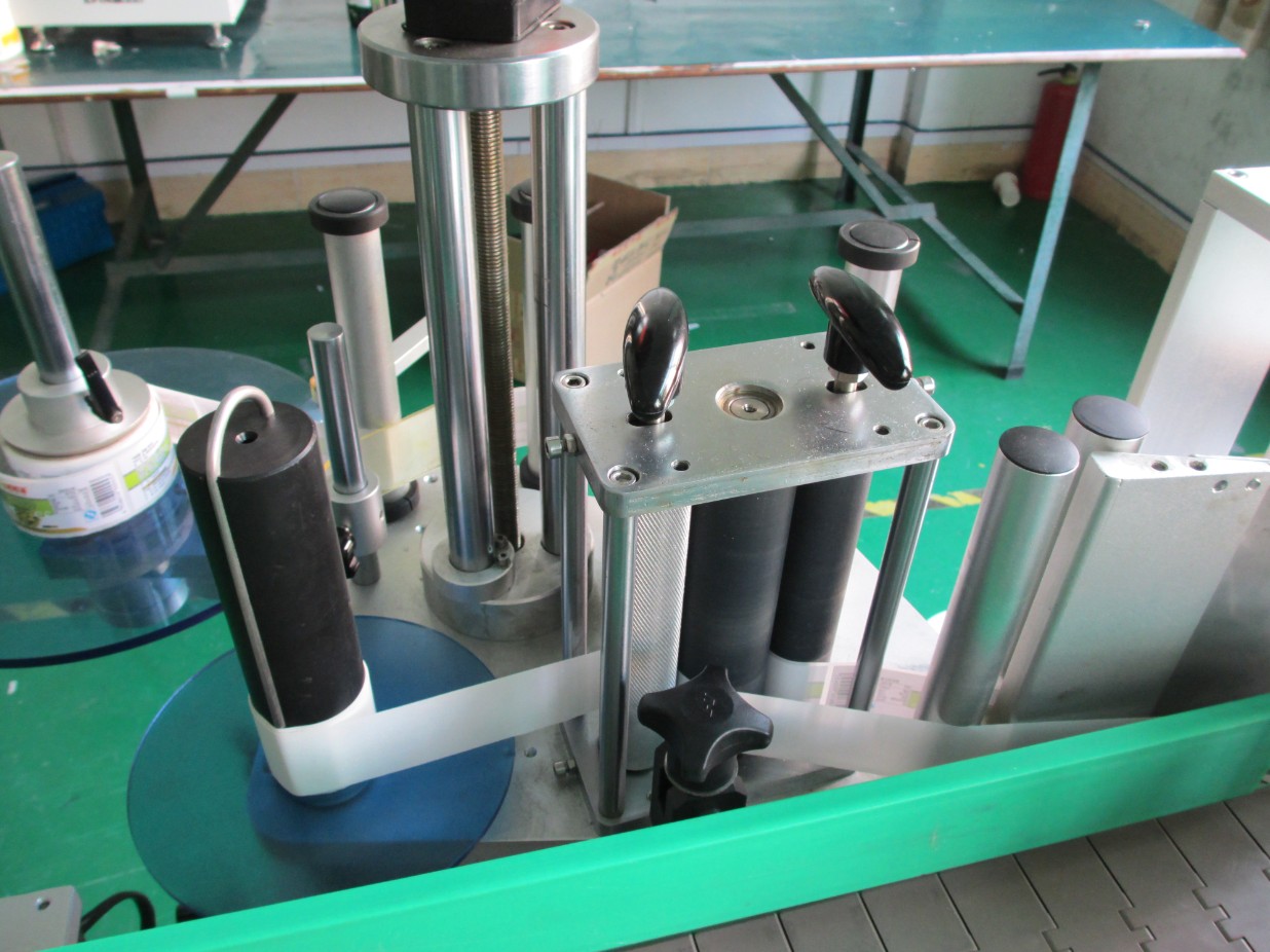 round bottle labeler Flaschen Etikettiermaschine שימורים עגולים LABELER ETIKETTIERMASCHINE.jpg
