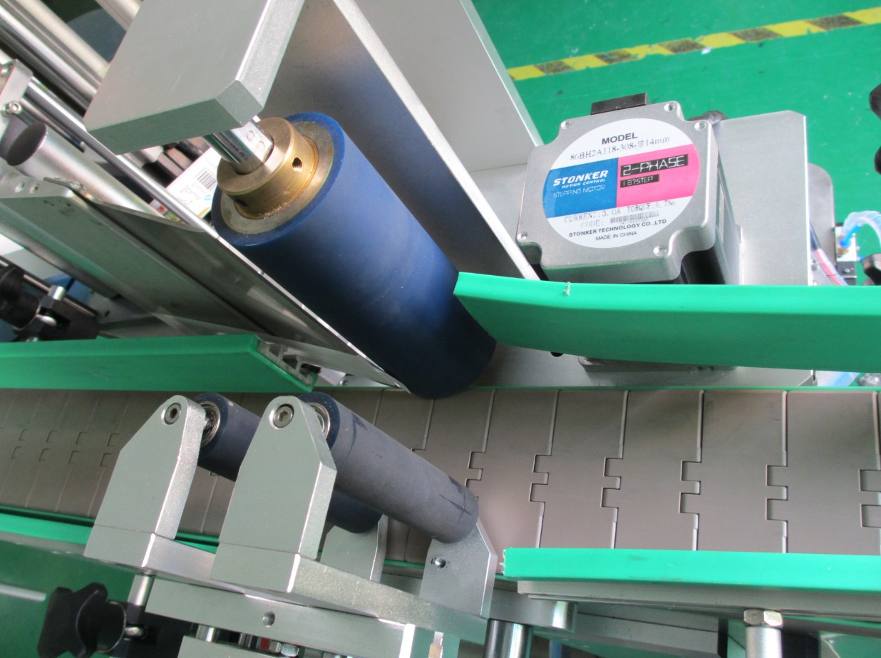 PLC controlling system bottle labeling machine תיוג ציוד בקבוקים PLC2.jpg