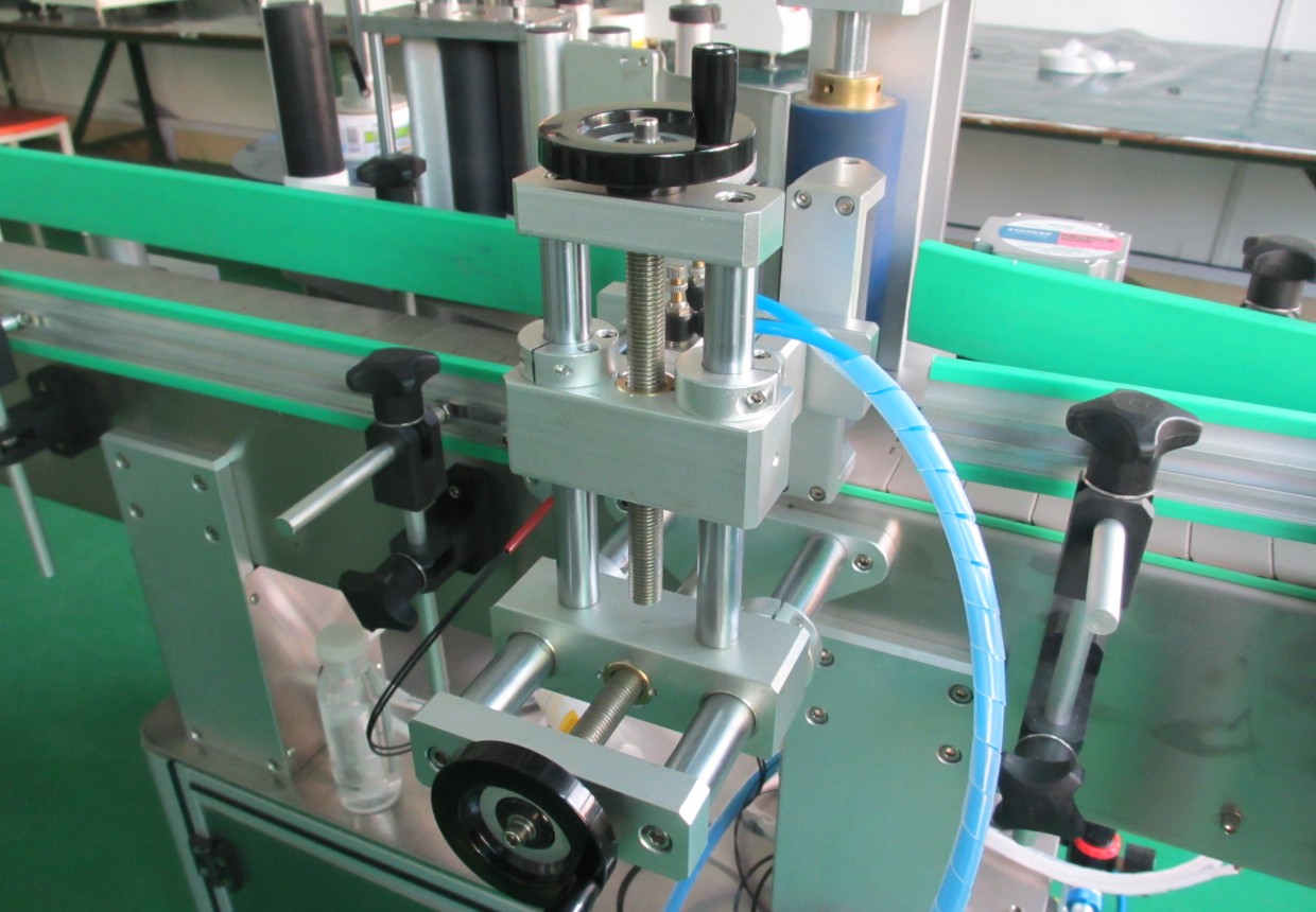 labeling machine with positioning system תיוג ציוד בקבוקים PLC.jpg