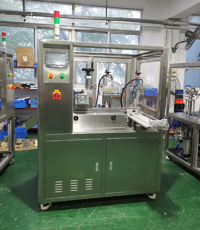 מכונה במיכל אחסון.jpg