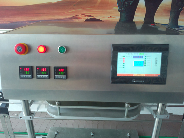 close pictures of sealing machine automatic three heads jars sealer מכונת איטום אוטומטית.jpg