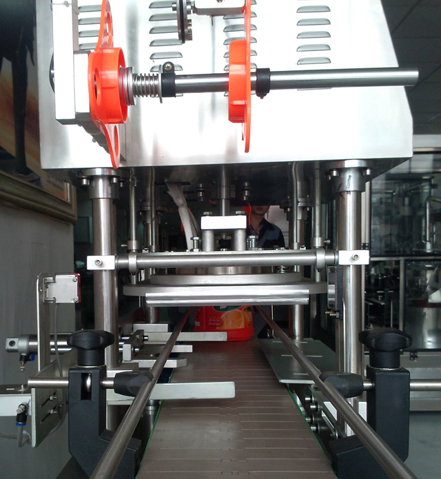 conveyor belt for jars sealing machine רולר לטעינת סרט.jpg