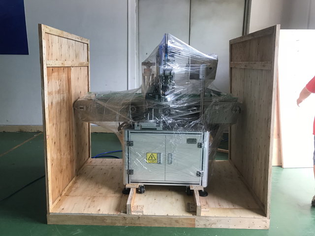 מכונת תיוג שפתון.jpg