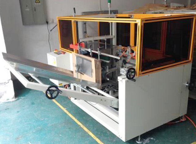 עם תא מגן.jpg