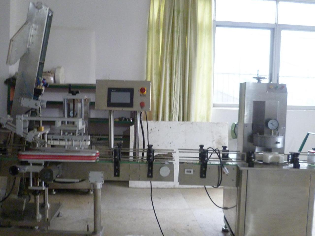 vacuum capping machine with cap placement מכסה ואקום לצנצנת זכוכית.JPG