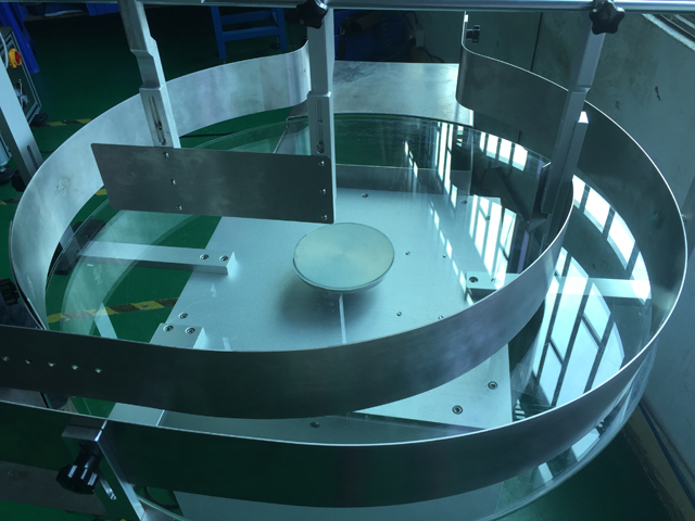 שולחנות עגולים לתיוג בקבוקי האכלה.jpg