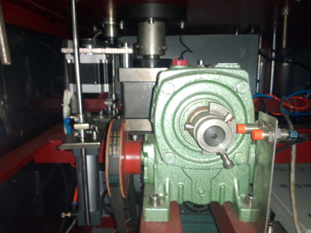 internal tubes filling sealing machine צינורות מילוי אוטם חצי אוטומטי.jpg