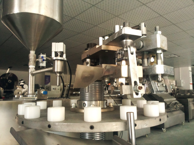 metal tubes filling folding machine מכונות איטום למילוי צינורות במלאי.jpg