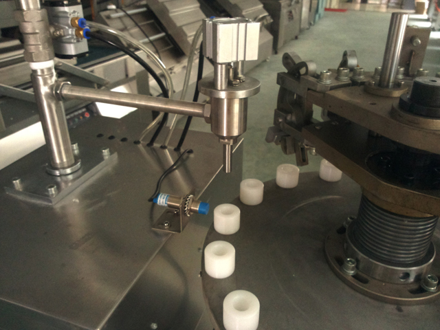 filling nozzles for aluminum tubes filling process מילוי איטום לצינורות מתכת.jpg