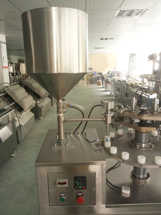 metal tubes filling sealing machine in stock צינורות מילוי אוטם hopper.jpg