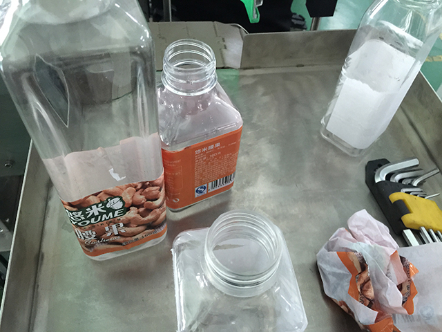 בקבוקים שטוחים מכונת תיוג גלילי תוויות (2).jpg