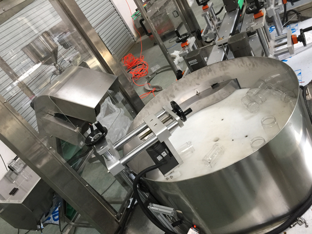 בקבוקים unscrambler lifting system.jpg