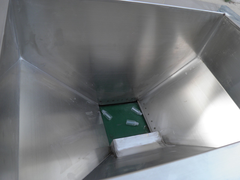 E liquid unscrambler for filling capping line מסיר בקבוקים עבור E liquid.jpg