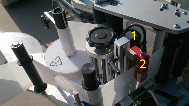 labeling machine for E liquid small bottles תיוג עבור E liquid close pictures.jpg