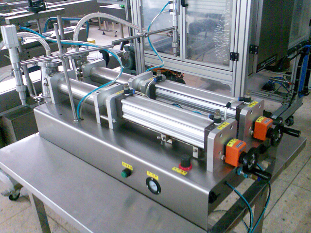 double heads liquid filling machine מכונת מילוי 2 ראשים לדטרגנט נוזלי.jpg