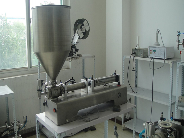 Full pneumatic liquid&paste filling machine 50-1000ML ראש יחיד עם מכונת מילוי המיכל.jpg