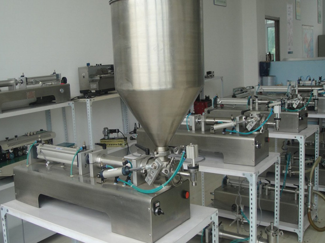 horizontal filling machine for both liquid and paste מכונת מילוי CREAM&LIQUID.jpg