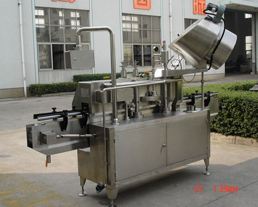 PLC-controlled system glass Jar twist off Steam Capper equipment vacuum capping machine for Glass Jars צילום אחורי של מכסה ואקום מתפתל.jpg