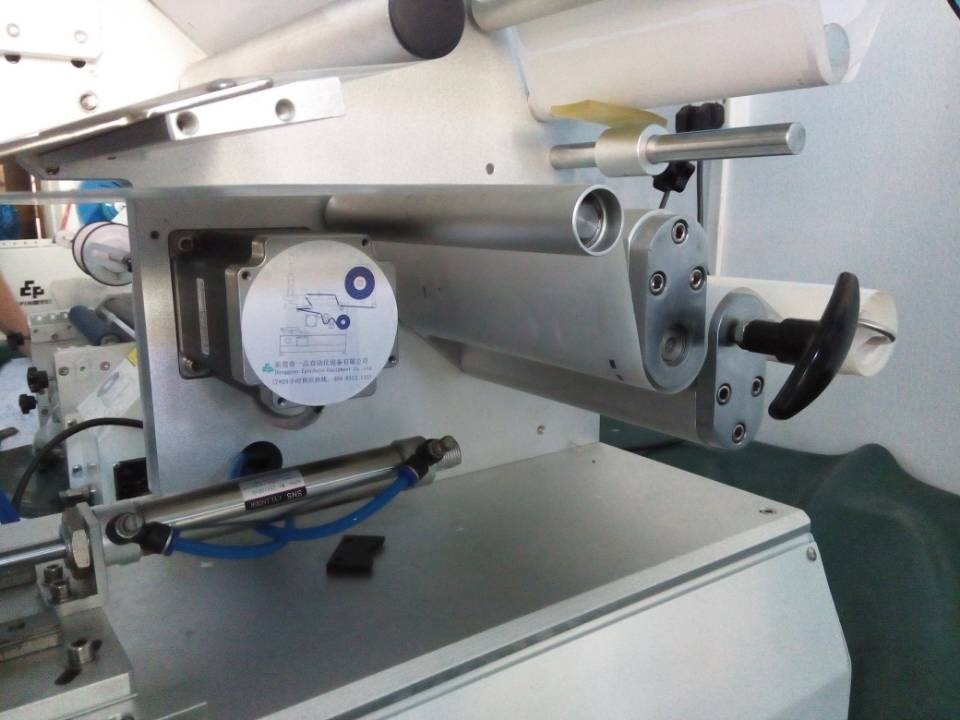 close shot for labeling machines מכונות תיוג גלגול למחצה אוטומטיות.
