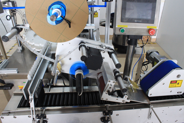 rolling bars from horizontal labeling machine חגורה סינכרונית לגלגול בקבוקים.jpg