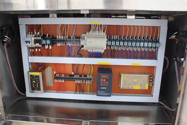 horizontal small bottles labeling machine picture מכונת תיוג אופקית בפועל picture.jpg