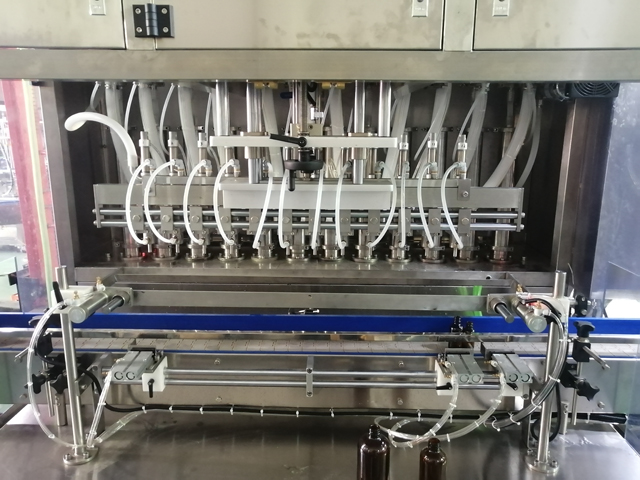 מכונת מילוי 12 ראשים עם דוד ערבוב (4).jpg