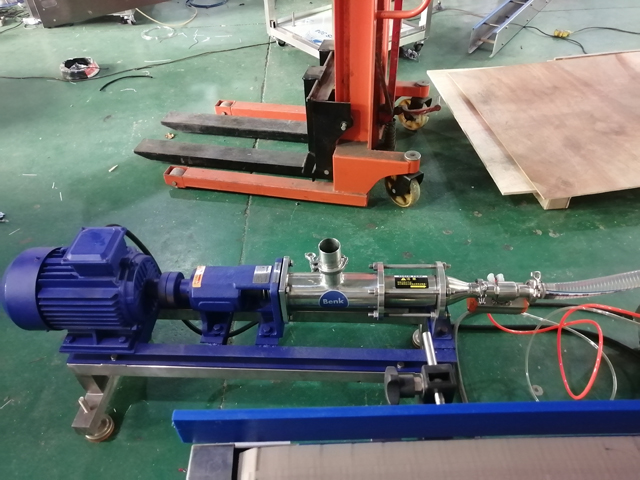 מכונת מילוי 12 ראשים עם דוד ערבוב (3).jpg