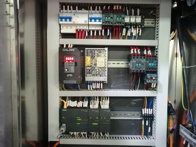 מכונת מילוי 12 ראשים עם דוד ערבוב (2).jpg