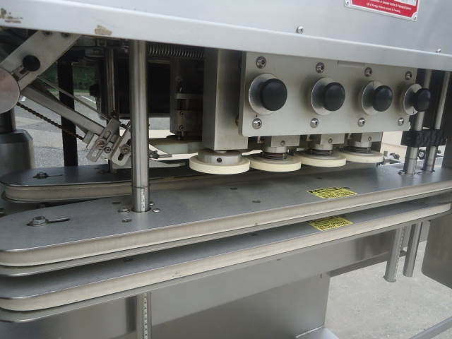 high speed linear screw capping machines בורג מהירות גבוהה capper.jpg