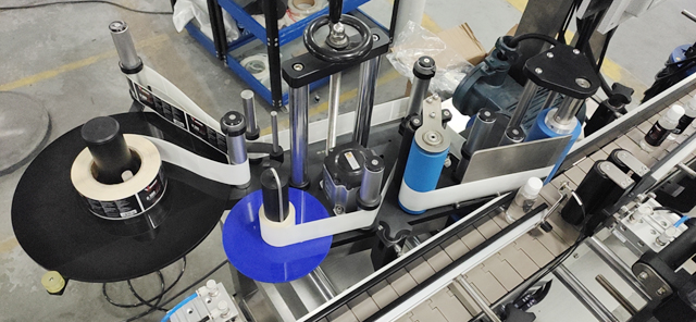 מכונת מדבקות תיוג.JPG