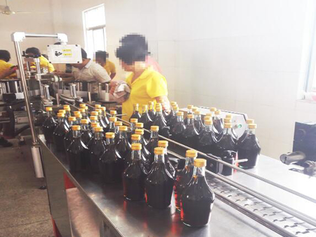 מכונות פועלות ב-factory.jpg