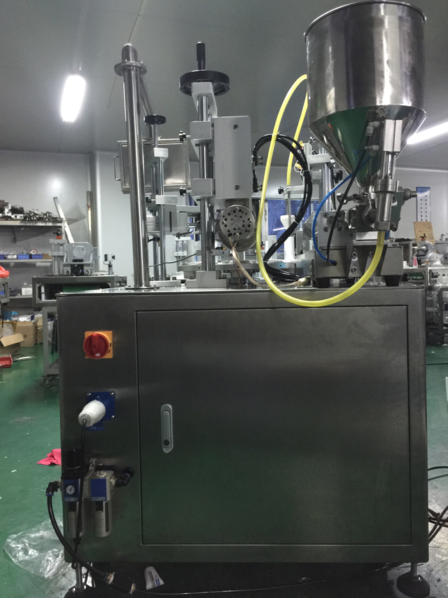 tubes filling ultrasonic sealing machine semi automatic הצד האחורי של צינורות מילוי מכונת איטום.jpg