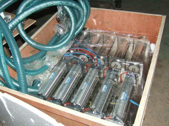 מכונת מילוי 4 ראשים במארז עץ.jpg