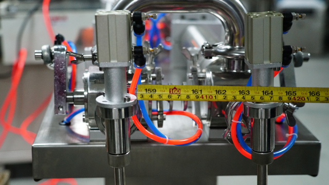 stainless steel connection part for whole filling machines מכונת מילוי עם SS Steel.jpg