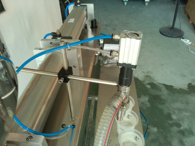 liquid filling machine for lotion shampoo cream ציוד למילוי שמפו.jpg