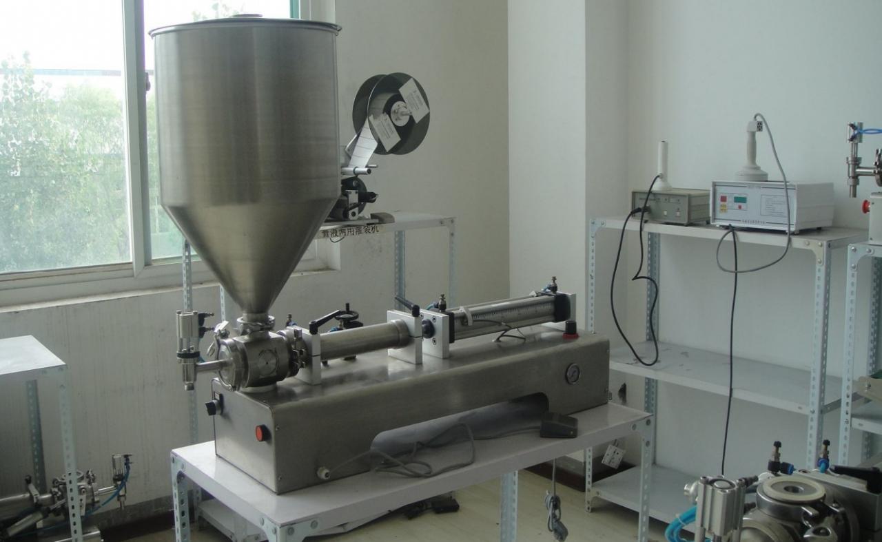 liquid paste filling machine with vertical hopper ראש יחיד עם מכונת מילוי המיכל.jpg